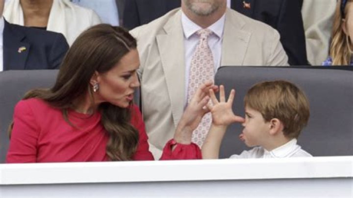 Prince Louis Makes Face To Kate Middleton At Platinum Jubilee: Photos – Hollywood Life