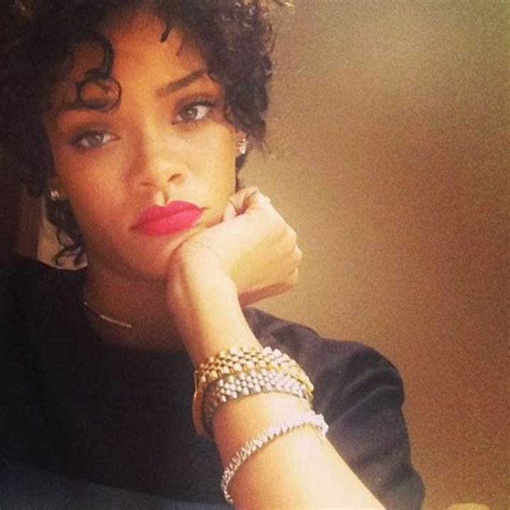 Rihanna’s Curly Hair — Debuts Short Hair Makeover With Red Lipstick – Hollywood Life