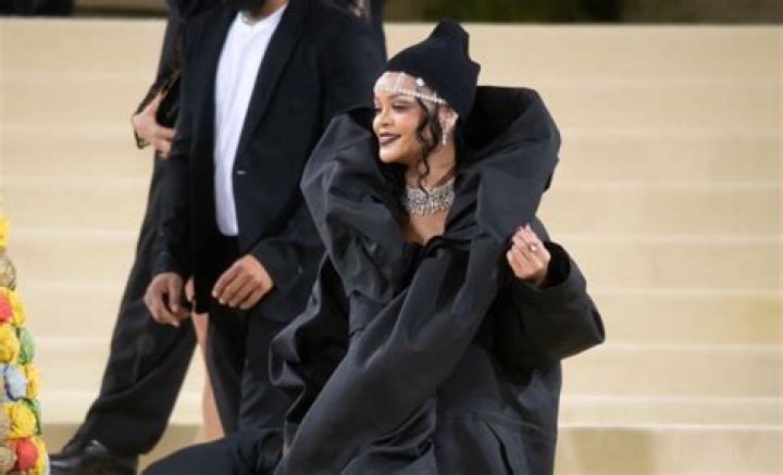 Rihanna’s Gunna Halloween Costume 2021 — Photos Of Her As The Rapper – Hollywood Life