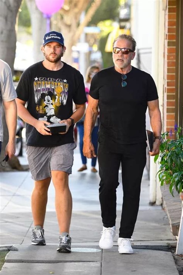 Russell Crowe, 56, Passionately Kisses Rumored Girlfriend Britney Theriot, 30, During Tennis Match