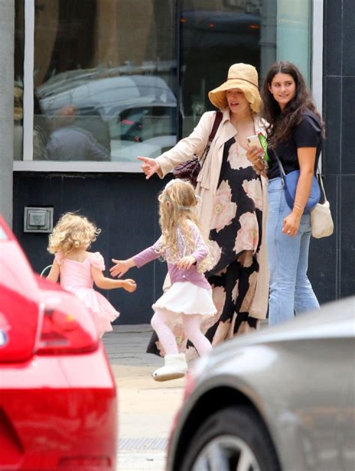 Ryan Reynolds Carries Daughter Inez On Walk With Blake Lively – Hollywood Life