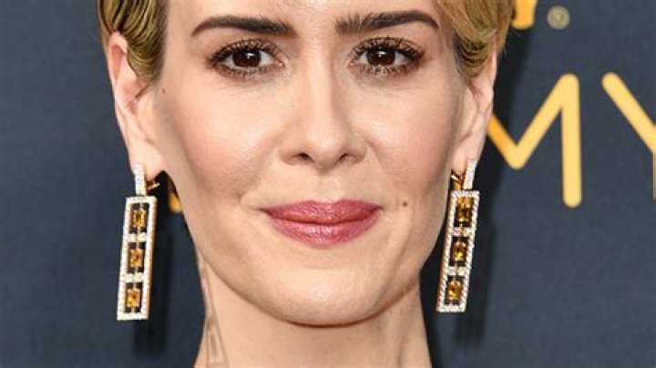 Sarah Paulson’s 1940s Hair & Makeup At Emmys — Copy Exact Look