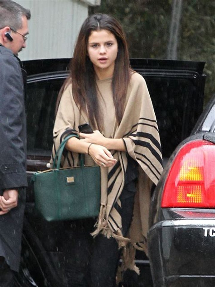 Selena Gomez Left Rehab After 14 Days — Was It Too Soon? – Hollywood Life