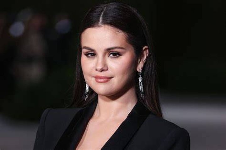 Selena Gomez’s VS Fashion Show Outfit — Goes Braless In Plunging Black Dress – Hollywood Life