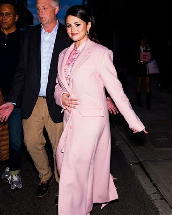 Selena Gomez Wears Pink Shirt & Sweatpants In Los Angeles: Pics – Hollywood Life