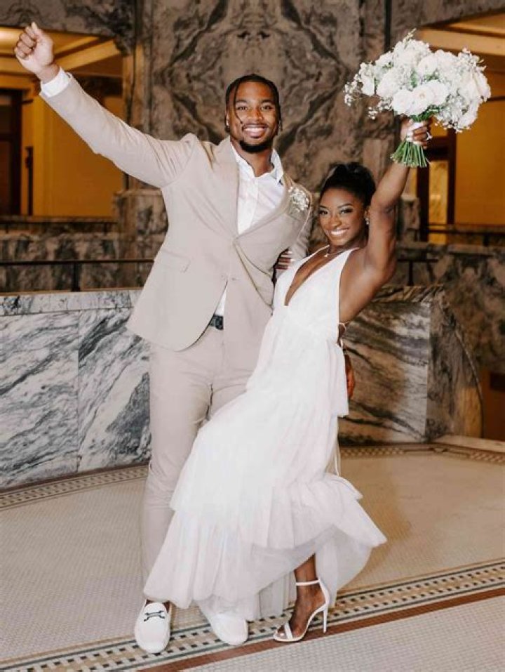 Simone Biles Makes Out With BF Jonathan Owens On Romantic Dinner Date – Pic