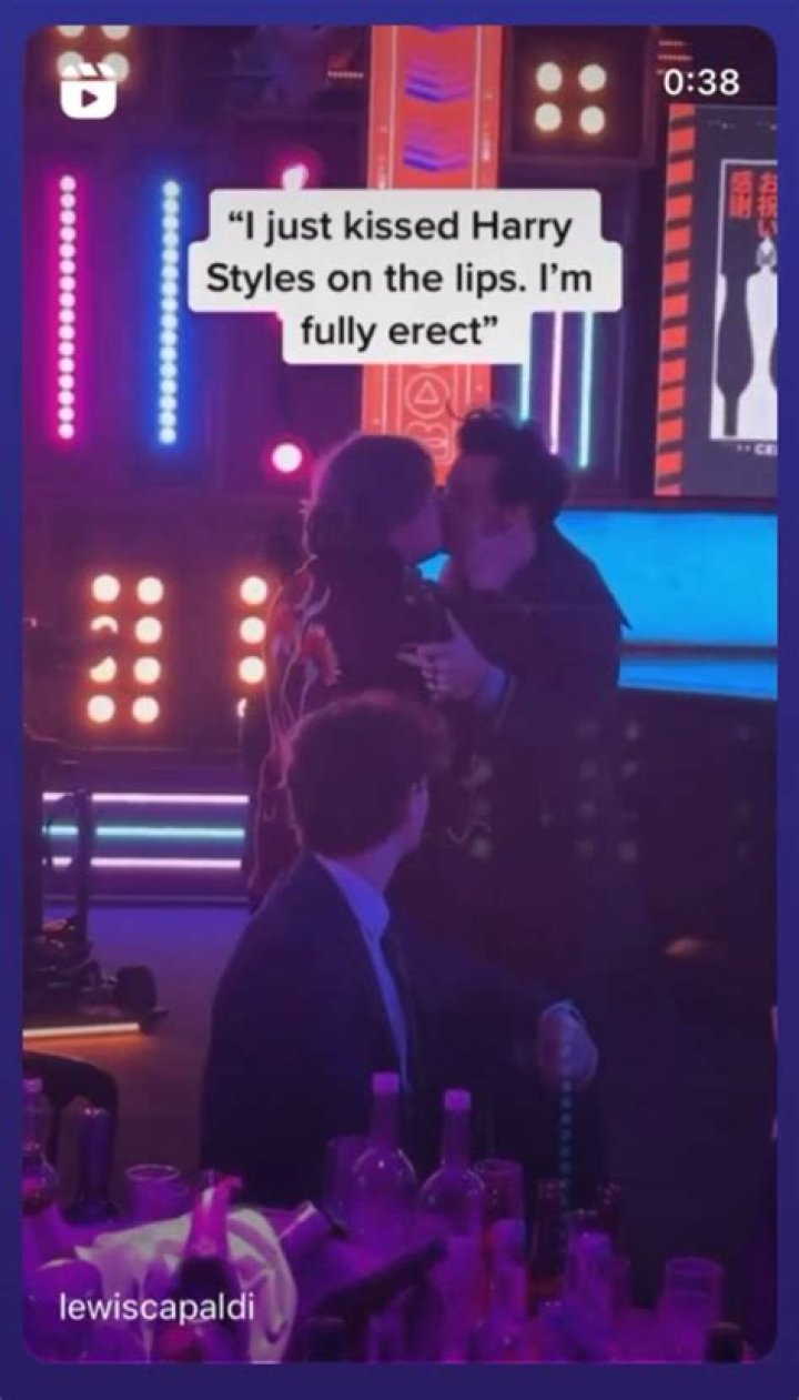 Stars Kissing Fans — See Photos Of Justin Bieber, Harry Styles & More – Hollywood Life