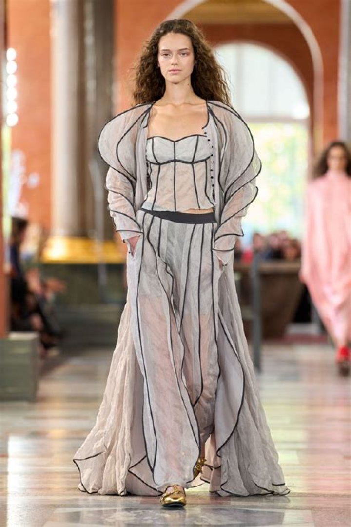 Stars Look Sexy At Paris Fashion Week — PICS