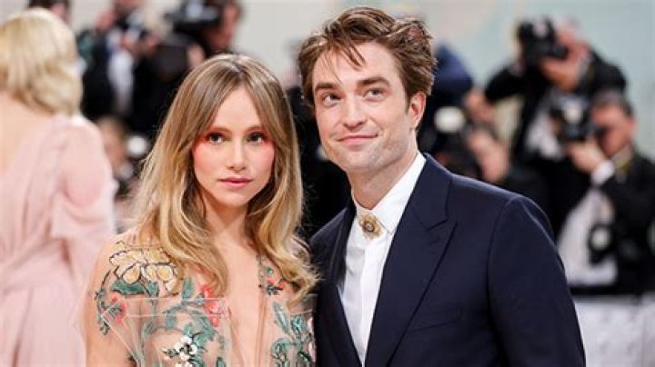 Suki Waterhouse and Robert Pattinson’s Relationship Timeline – Hollywood Life
