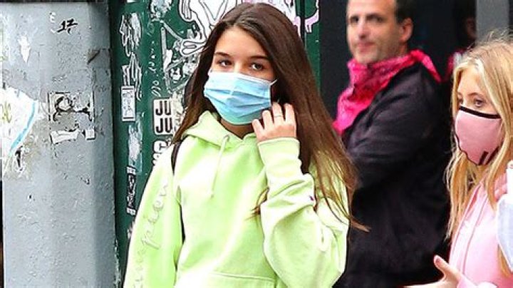 Suri Cruise, 14, Rocks Flared Jeans During Outdoor Study Session With Friends — See Pics