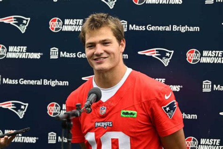 Tom Brady Officially Signs With The Tampa Bay Buccaneers After Leaving The New England Patriots