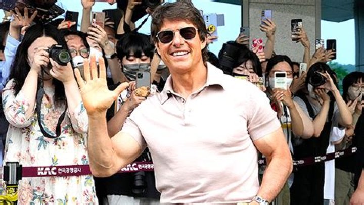 Tom Cruise Flexes Biceps In South Korea: Photos – Hollywood Life