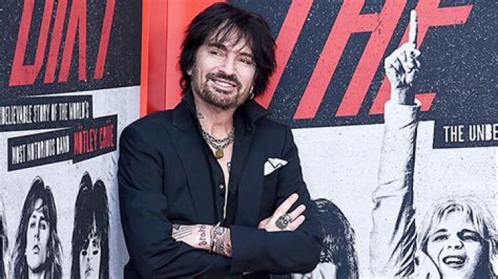 Tommy Lee & Son Brandon Smoke & Show Off Their Muscles In TikTok Video – Hollywood Life