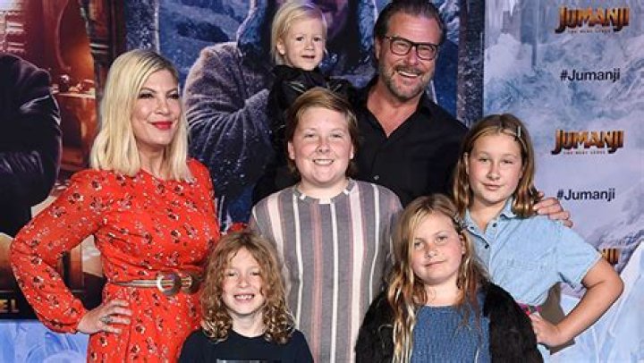 Tori Spelling & Brother Randy At Universal Studios: Photos – Hollywood Life