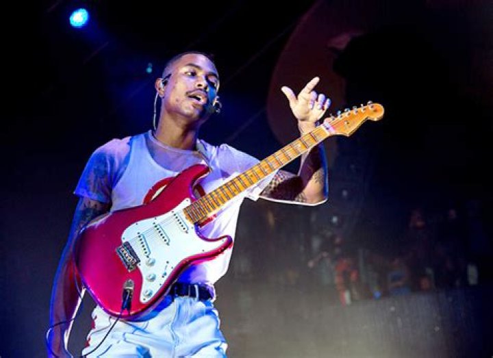 Who Is Steve Lacy? 5 Things To Know About Next ‘SNL’ Musical Guest – Hollywood Life